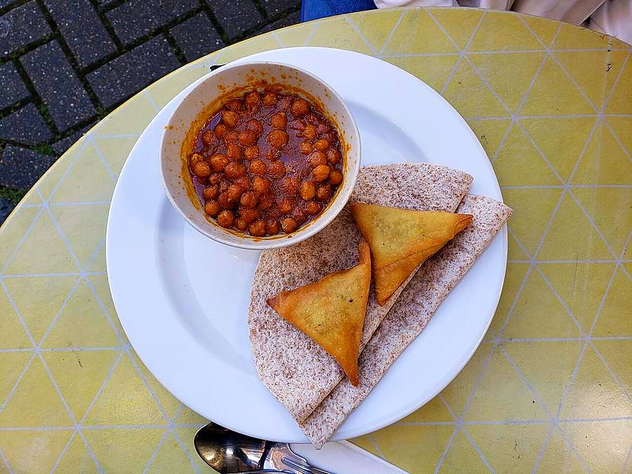 Chana masala served with roti and samosa